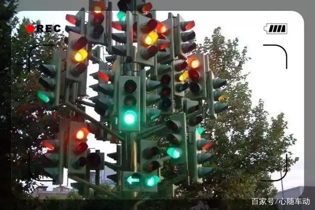 高速上这俩新交通标志啥意思?老司机都懵了