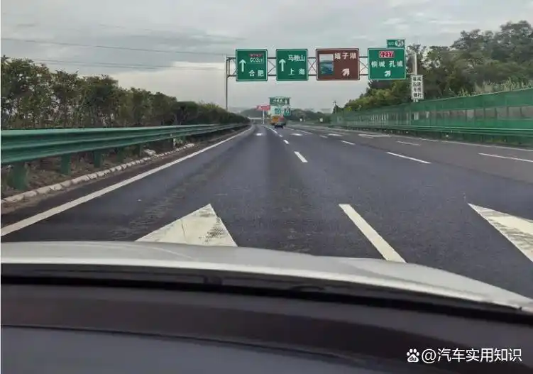 高速超车道能长时间行驶吗?违规会扣分罚款吗?答案来了