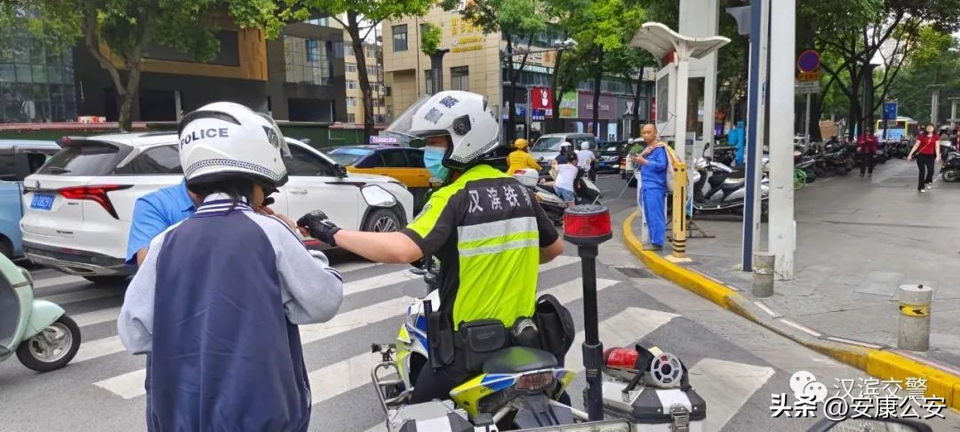 高考首日交通管制,200名交警护航考点