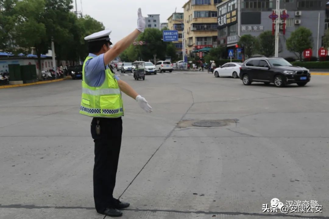 高考首日交通管制,200名交警护航考点