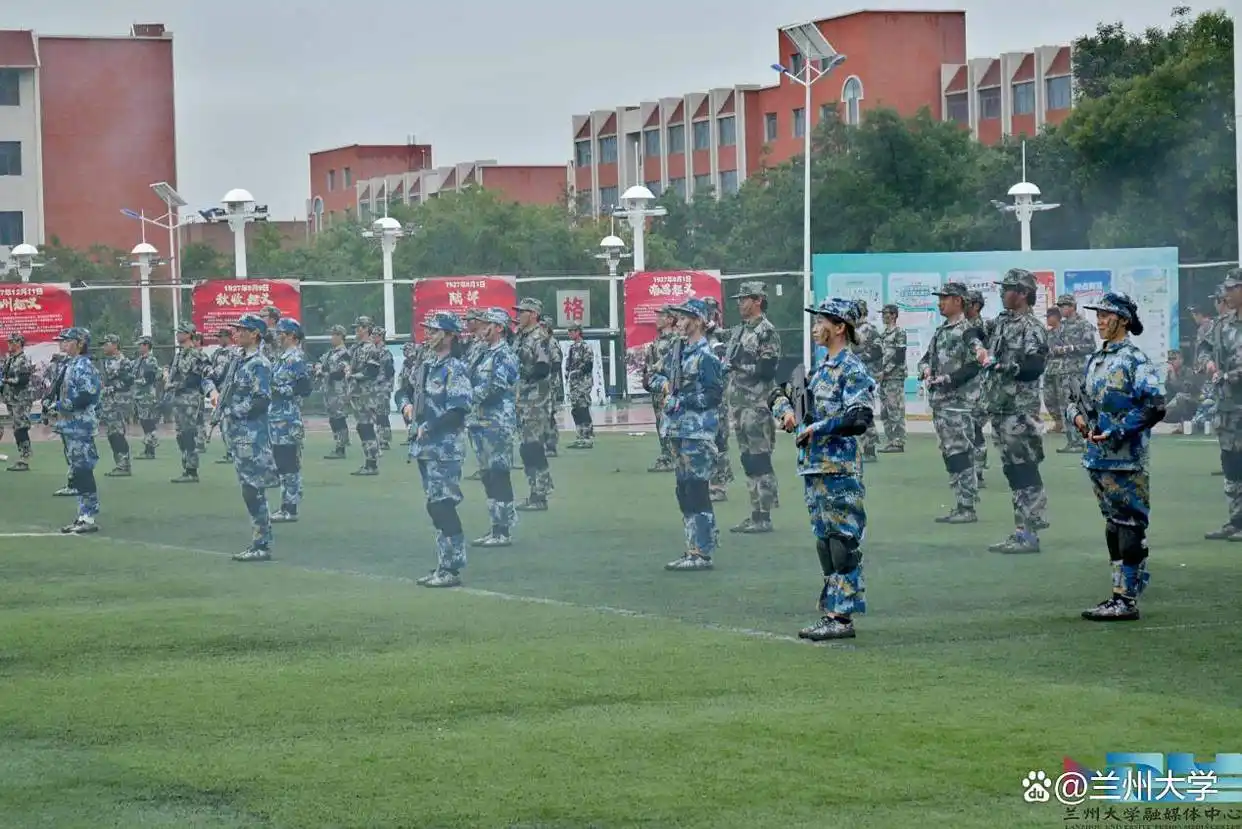 兰州大学2025级本科生军训结训,各方阵展飒爽英姿