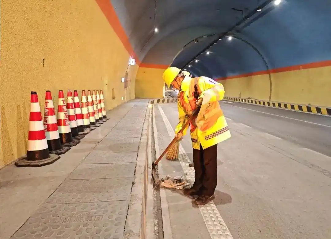 高速养护人昼夜坚守，保障道路畅通，守护你的出行安全