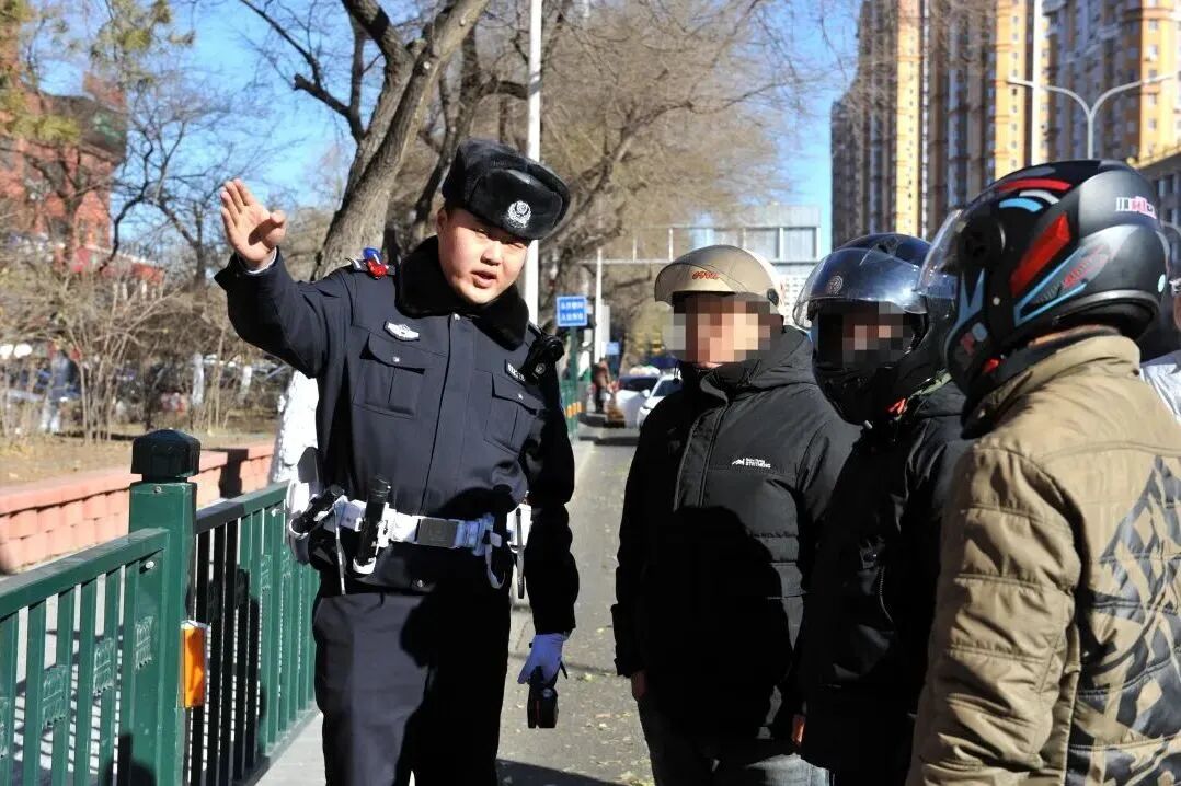 秋冬路面复杂,哈尔滨交警严整电动车违章保出行安全