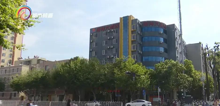 高考临近家长忙筹划 高考房预订情况如何?考点变动咋应对?