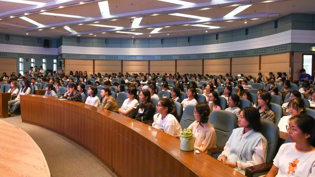 郭丹教授为新生开讲:大学是什么?从大学之大谈如何过好大学生活