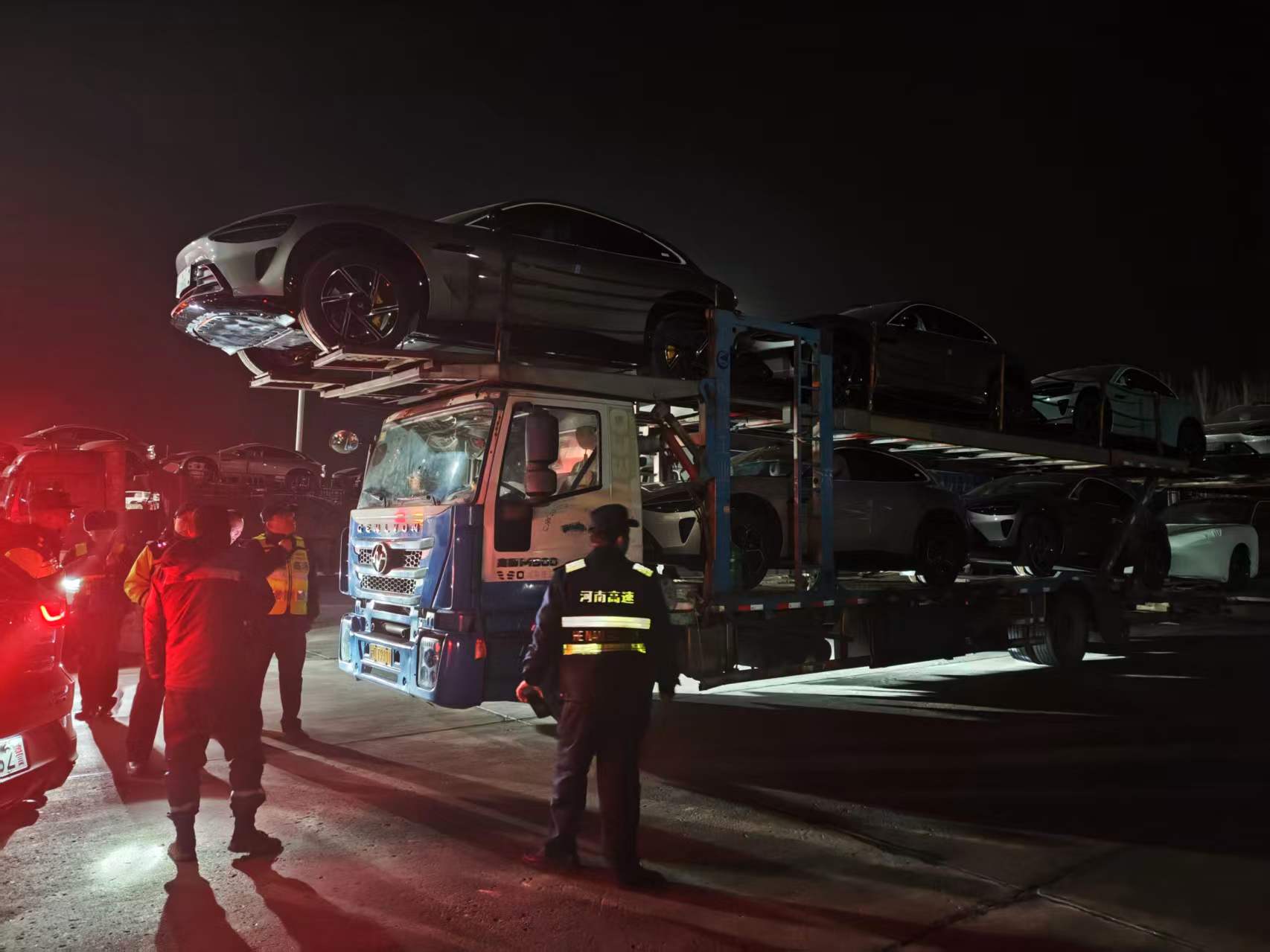 开封高速交警二大队组织专项治理,严查违法运输保障出行安全