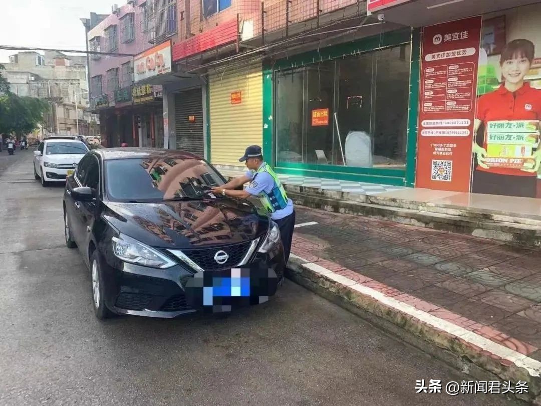 万宁交警开展违停治理行动,净化道路交通环境