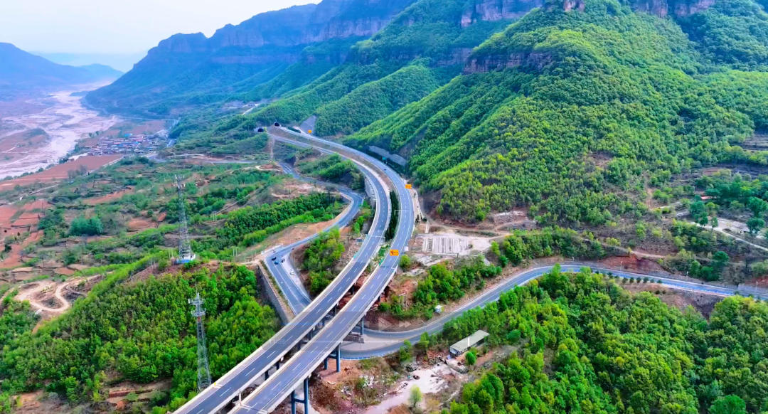 高速道路养护人：汛期坚守，守护安林、林长高速通途