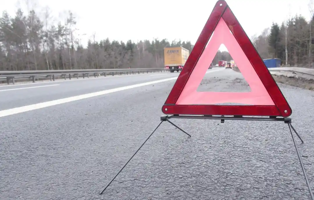 高速驾驶安全要点:掌握常识与技巧,关注车况与突发应对