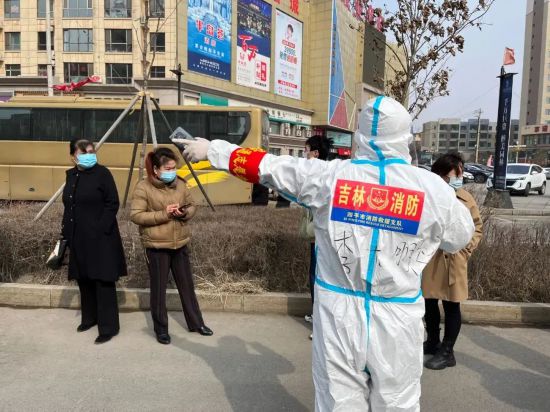 吉林疫情严峻,消防救援队伍奋战抗疫一线守护群众安全