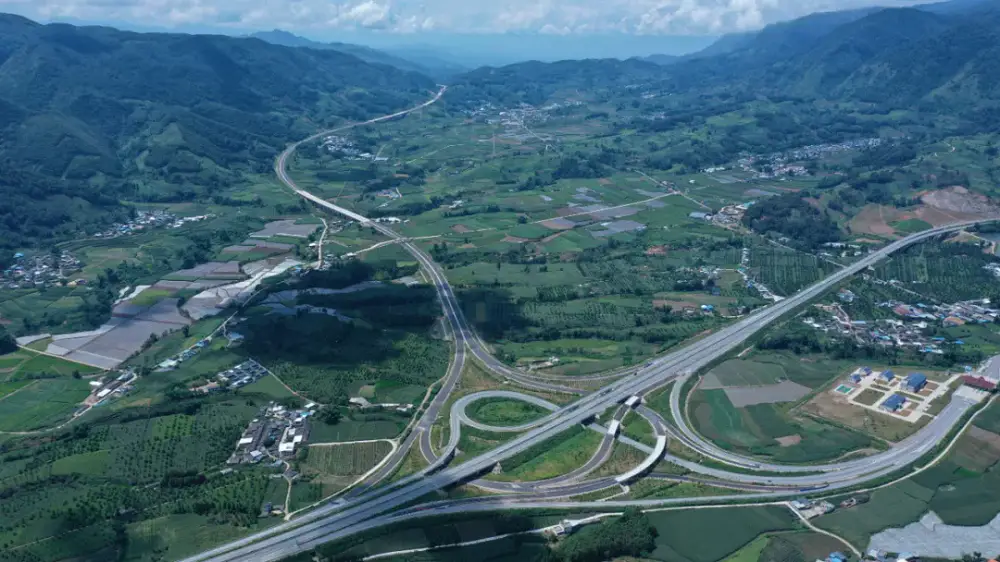 我国高速公路里程达 18.36 万公里,部分省份建设情况及争议