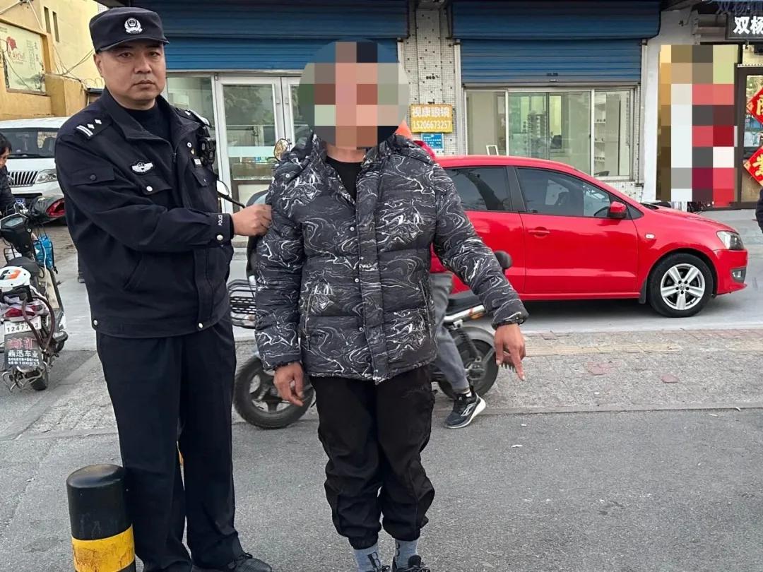 天冷车主停车粗心不拔钥匙不上锁,电动车自行车频被盗