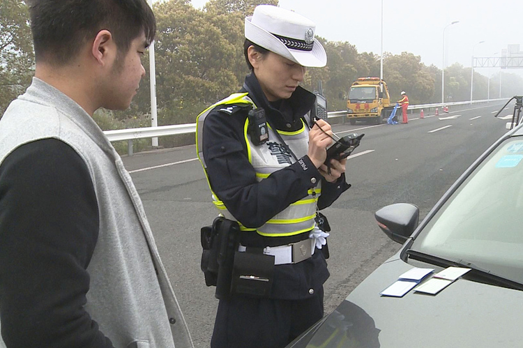 嘉定交警支队高速大队全力整治沪嘉高速交通违法乱象