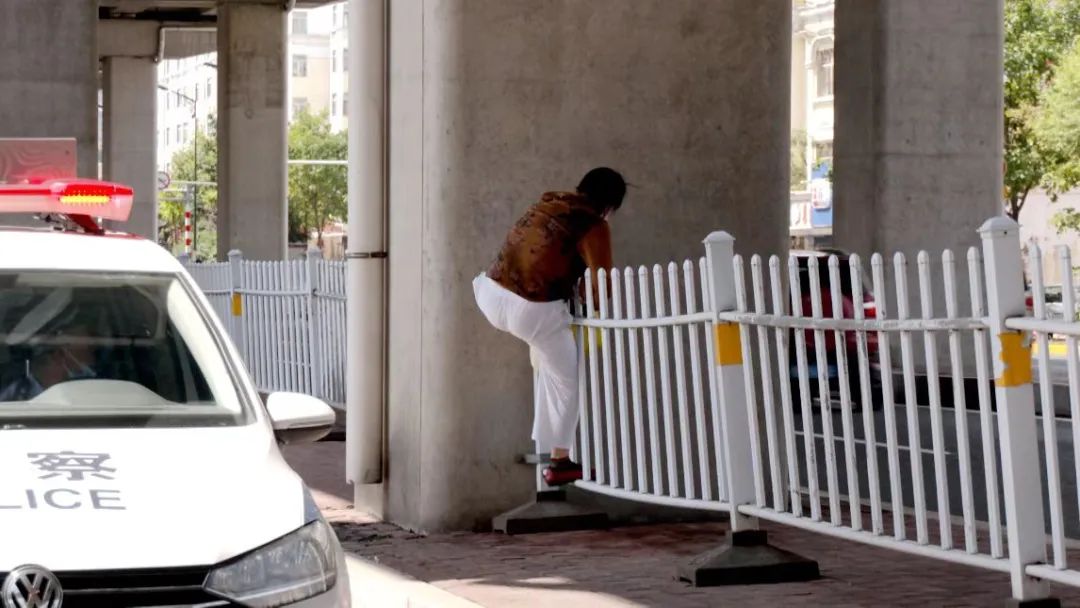 哈市交警强化治理行人违法,曝光典型违章行为予以警示