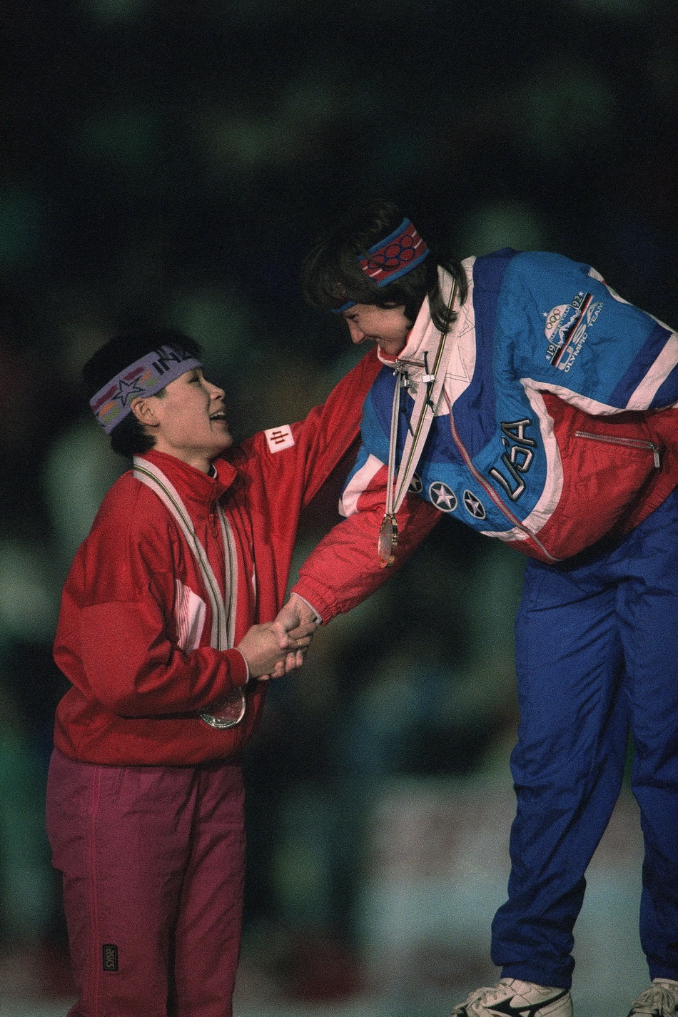 第十三届、十四届冬奥会举办时间及中国代表团首次亮相情况