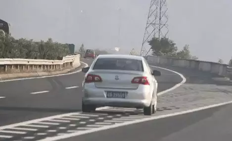 高速行车要点要牢记！左侧车道别久占，超车只能从左边