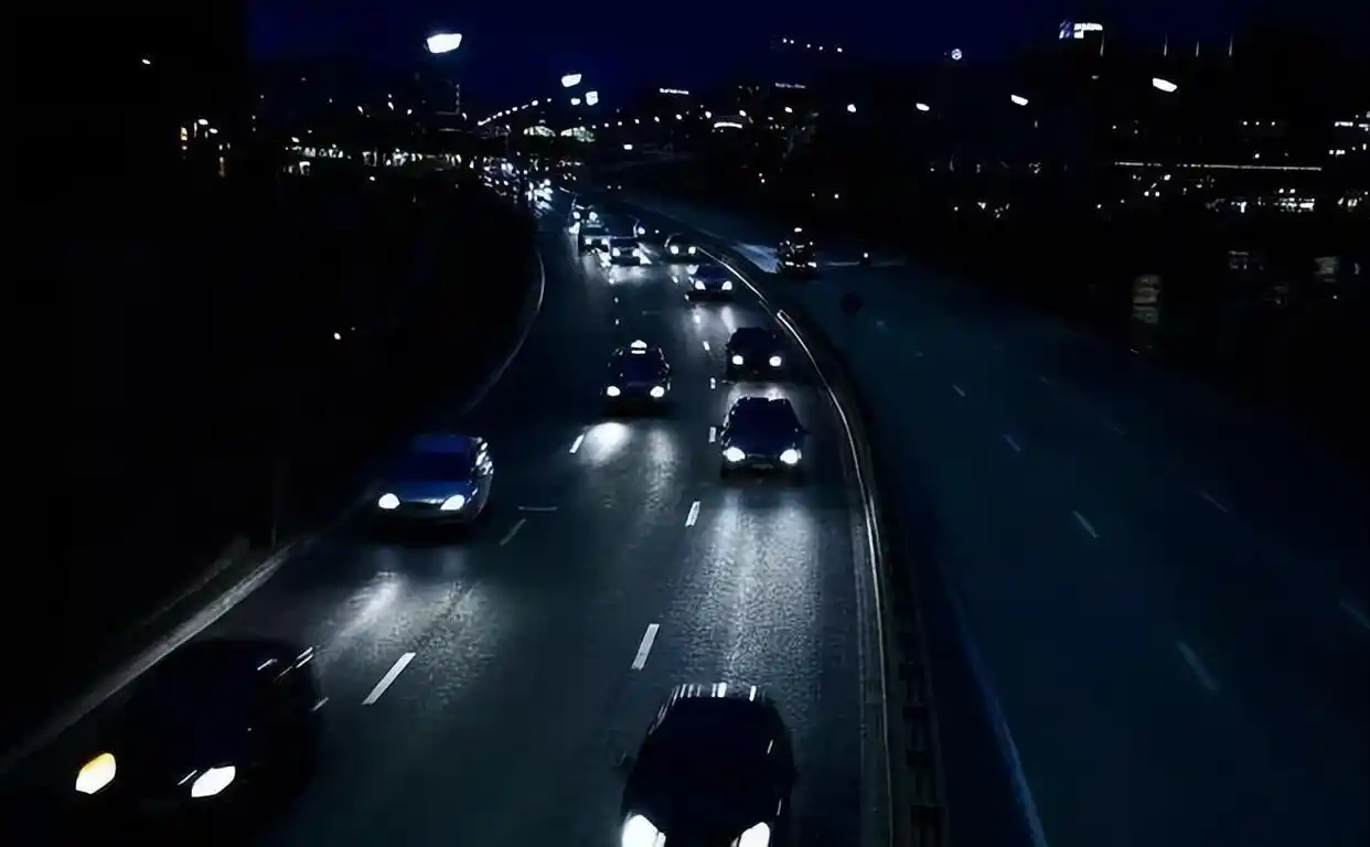 高速行驶时,远近光灯你用对了吗?